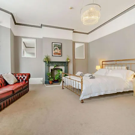 6 Bed In Oc-87398 * سولتبرن باي ذا سي
