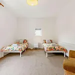 Holiday home 6 Bed In Oc-87398